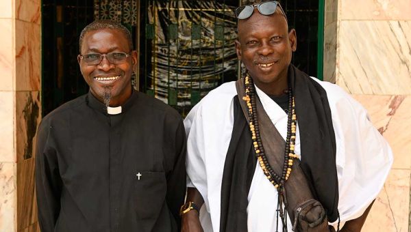 Interreligiöser Dialog im Senegal: der katholischer Pfarrer Philippe Bayouga Mbengue und der Muslim Mamadou Diabaye in Touba