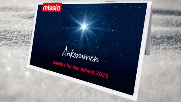 "Ankommen" ist auf dem missio-Adventskalender zu lesen, dazu leuchtet ein heller Stern am dunklen Firmament