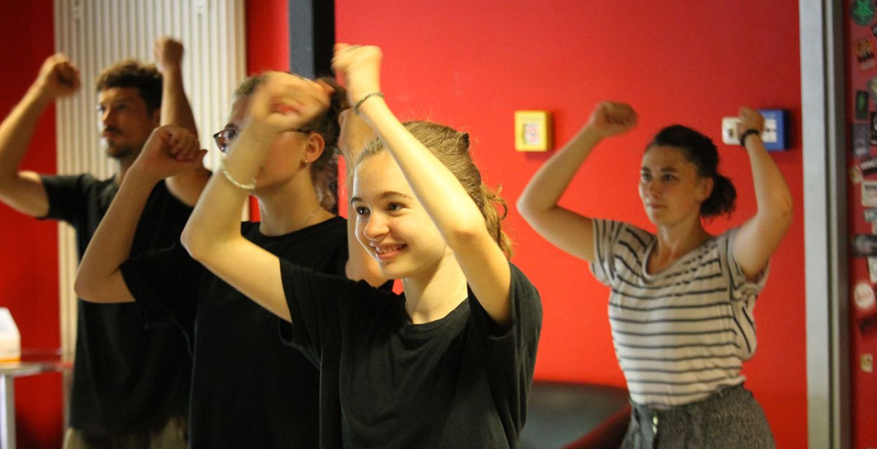 Schülerinnen tanzen mit Choreografin Laura Saumweber beim TanzLAB der Schauburg München