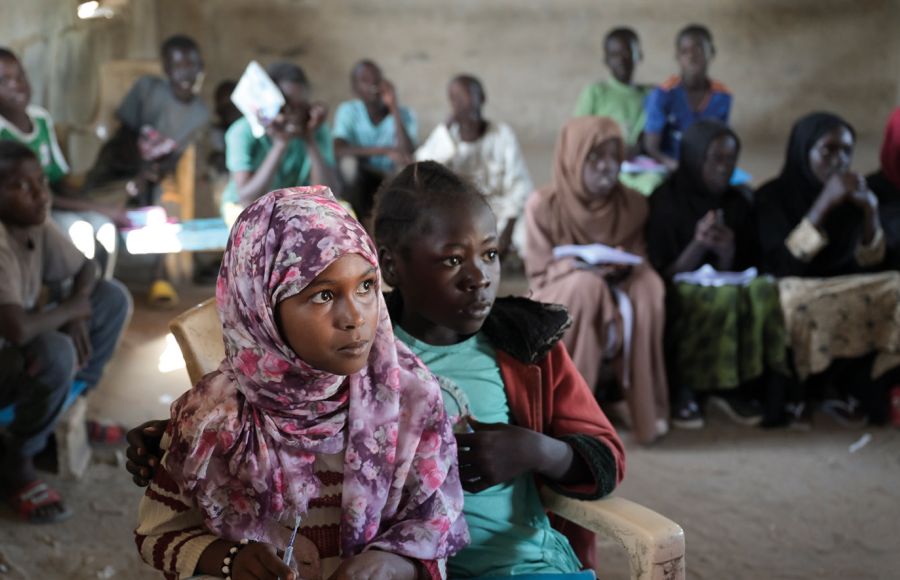 Blick auf Kinder in einer provisorischen Schule im Flüchtlingslager in Renk, Südsudan