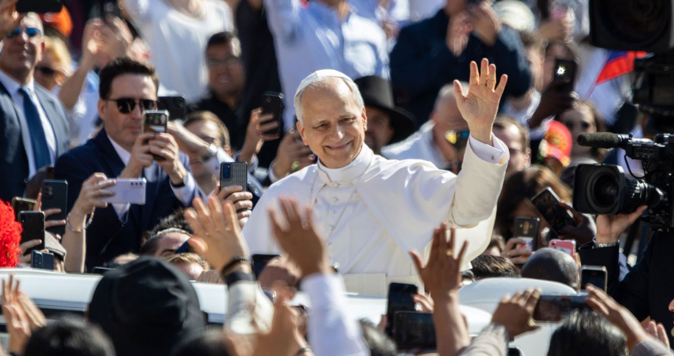 Papst Leo fährt durch die Menge auf dem Petersplatz