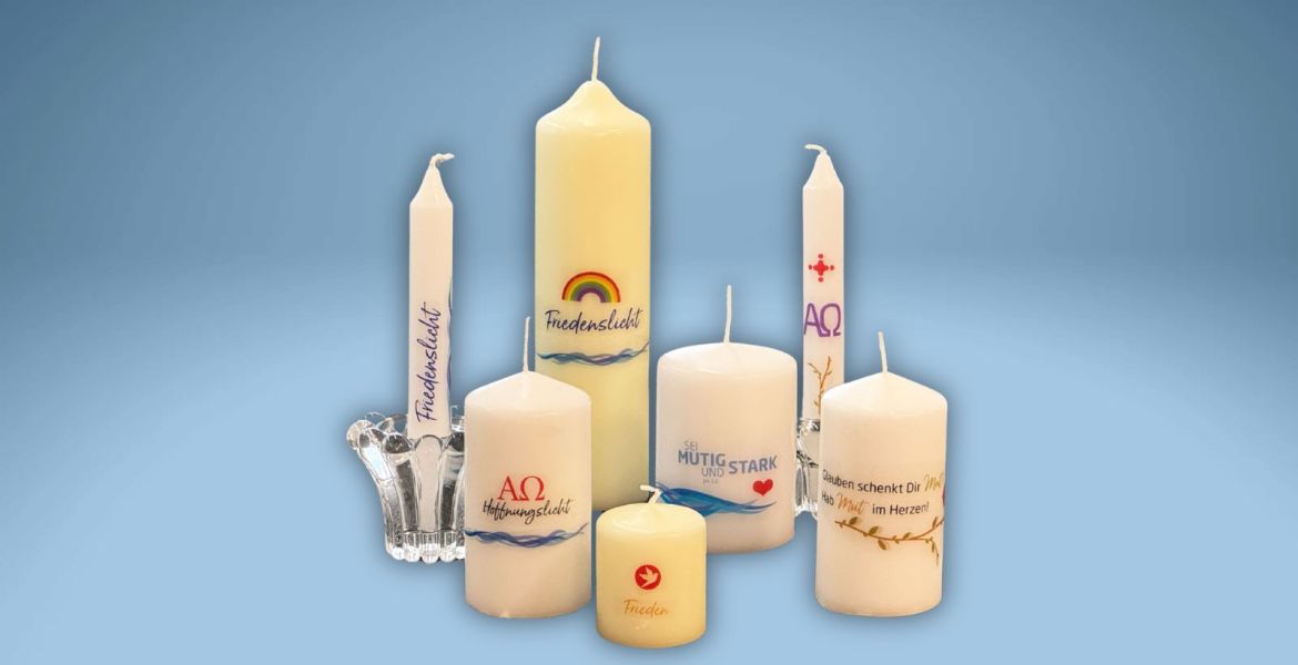 Kerzen mit österlichen Kerzentattoos zu den Themen Hoffnung, Frieden und Mut