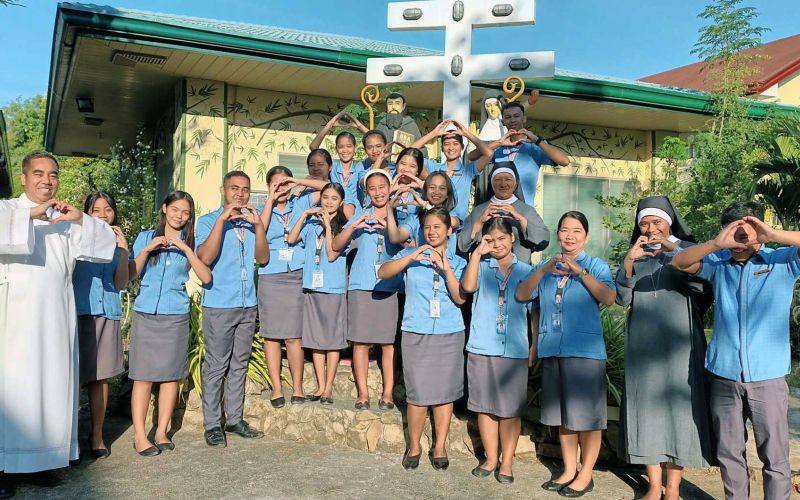 Gruppenfoto mit jungen Frauen und Männer auf den Philippinen, die zu Katechisten ausgebildet werden.