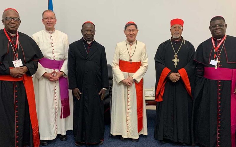 Gruppenfoto mit missio-Präsident Monsignore Huber (2. von links) und fünf Kardinälen, darunter der jetzt verstorbene Kardinal Polycarb Pengo.