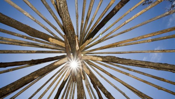 Die Sonne scheint durch das Dach einer einfachen Holzhütte.