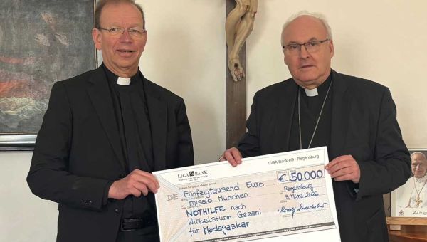missio-Präsident Monsignore Huber und der Regensburger Bischof Voderholzer halten einen symbolischen Scheck über 50.000 Euro für die Nothilfe Madagaskar in ihren Händen.
