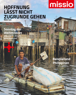 Social-Media-Vorlage zum Weltmissionsmonat 2025: Das Motiv zeigt einen Mann auf einem zusammengezimmerten Floß und einem Paddel in der Hand, der vor Holzhütten auf Stelzen im Wasser paddelt.