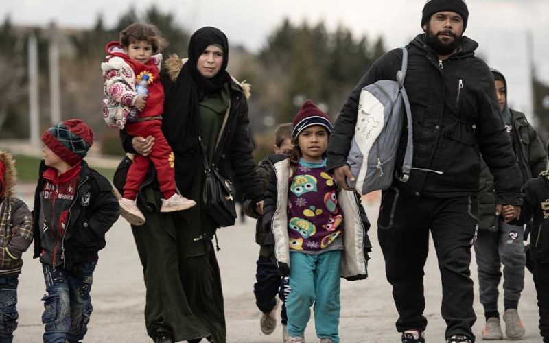 Eine Familie mit mehreren Kindern aus dem Libanon flüchtet vor den Angriffen im Libanon. Zu sehen sind eine Frau und ein Mann mit Kindern, die auf die Kamera zulaufen.
