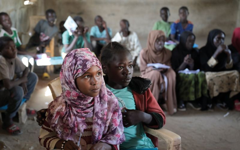 Blick auf Kinder in einer provisorischen Schule im Flüchtlingslager in Renk, Südsudan