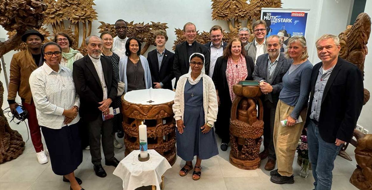 Gruppenfoto in der missio-Hauskapelle zum Start in den Monat der Weltmission 2026 mit den missio-Gästen aus Madagaskar, den Diözesanreferenten aus Bayern, den missio-Praktikanten und in der Mitte missio-Präsident Huber.
