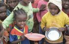 Kinder halten leere Teller in den Händen, sie warten auf Essen