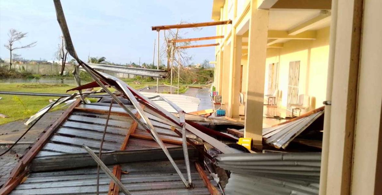 Das Bild zeigt das durch einen Zyklon zerstörte Frauenhaus von Don Bosco in Madagaskar.