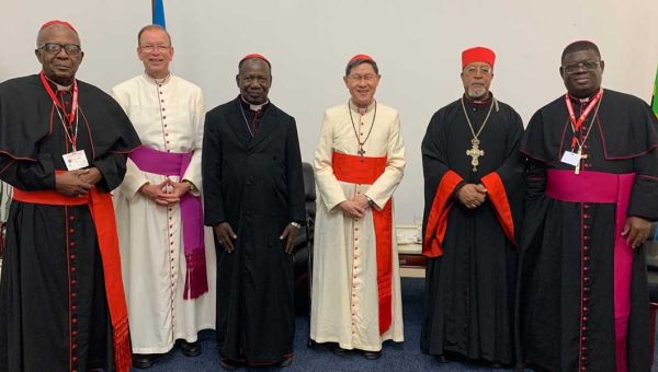 Gruppenfoto mit missio-Präsident Monsignore Huber (2. von links) und fünf Kardinälen, darunter der jetzt verstorbene Kardinal Polycarb Pengo.