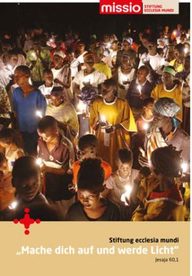 Titelbild zur Infobroschüre ecclesia mundi mit vielen betenden Menschen mit Lichtern in der Hand.