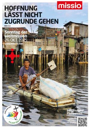 Plakat zum Weltmissionsmonat 2025: Das Motiv zeigt einen Mann auf einem zusammengezimmerten Floß und einem Paddel in der Hand, der vor Holzhütten auf Stelzen im Wasser paddelt.