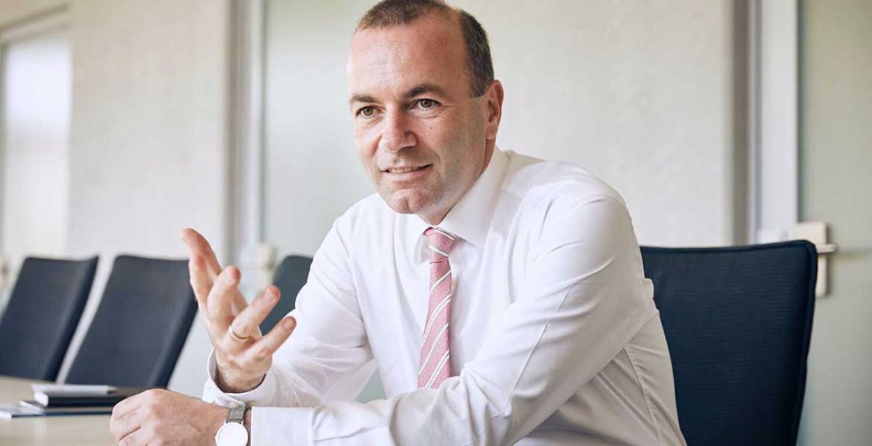 Der CSU-Politiker Manfred Weber sitzt an einem Konferenztisch.