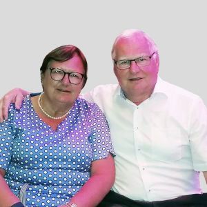 Porträt von Rosa (links) und Johann Vollnhals (rechts). Sie blicken in die Kamera, während er den Arm um sie legt.