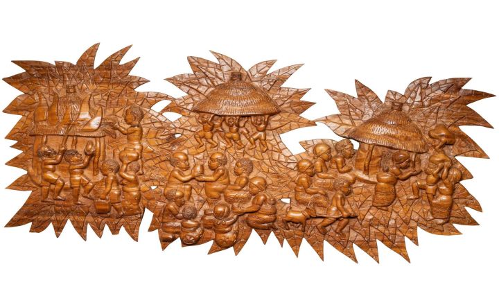 Schnitzkunstrelief aus Malawi aus der missio-Hauskapelle. Das Werk symbolisiert "sich verschenken".