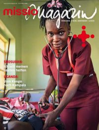 Titelbild missio magazin Ausgabe 1/2026: Eine Hebammenschülerin in Wau im Südsudan versorgt einen Patienten. Sie hat ein Stethoskop um und blickt von ihrer Arbeit auf.