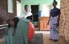 Ein Junge wird vom Physiotherapeuten behandelt