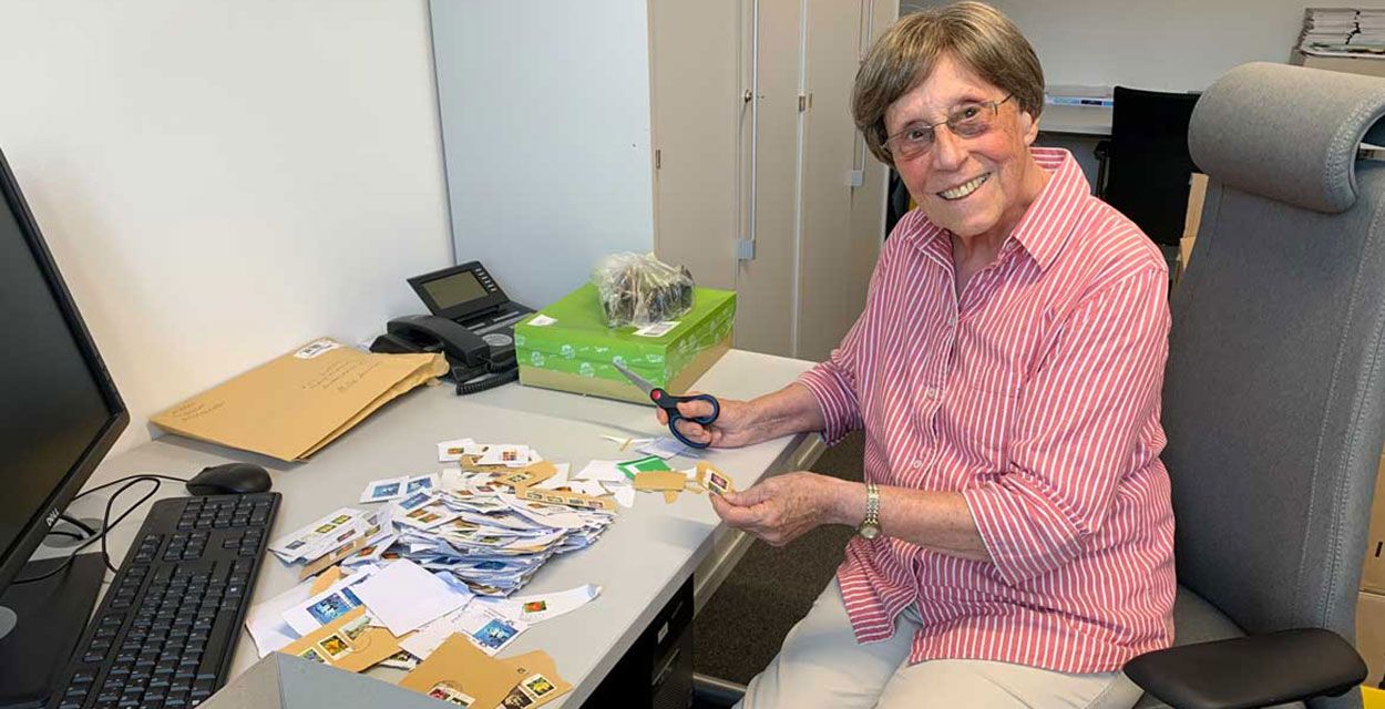 Schwester Ruth Schmidl sortiert Briefmarken für einen guten Zweck