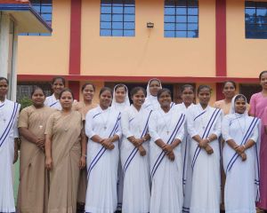 Gruppenfoto mit jungen Ordensschwestern in Indien.
