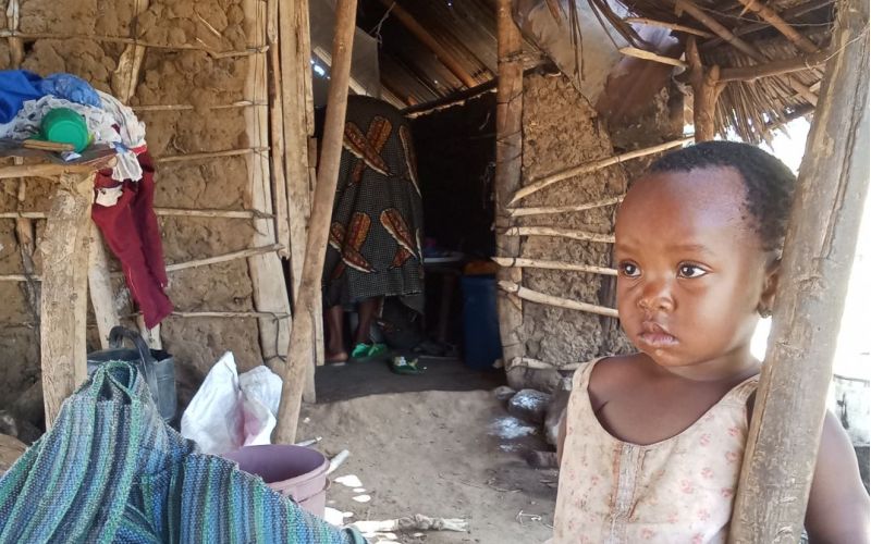Ein Kind vor einer Hütte in Tansania