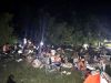 Nach dem Erdbeben auf den Philippinen sitzen Menschen ohne Obdach mit ihren Habseligkeiten auf einer Wiese. Im Einzugsgebiet von San Remegio sind noch viele obdachlos.