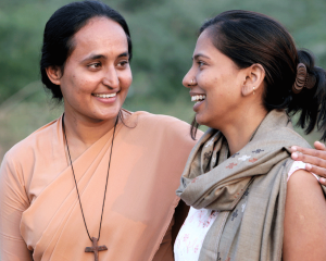 Eine Ordensschwester aus Indien umarmt eine Frau.