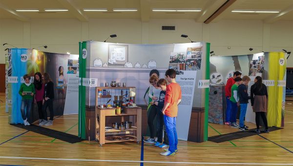 In einer Schulturnhalle ist die mobile missio-Ausstellung <span lang="en"> missio for life</span>  aufgebaut. 