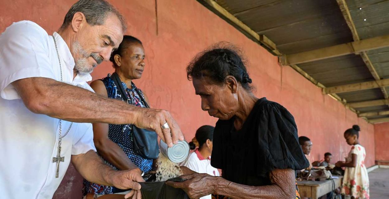 missio-Projektpartner Erzbischof Bombin verteilt in Madagaskar Lebensmittel an arme Gemeindemitglieder.