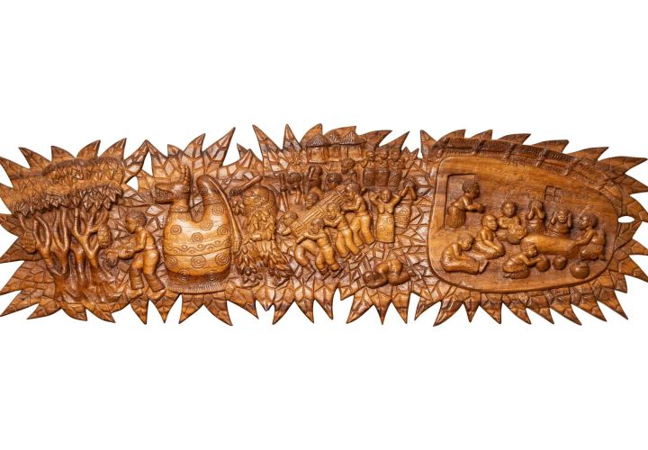 Schnitzkunstrelief aus Malawi aus der missio-Hauskapelle. Das Werk symbolisiert  ebenfalls "Tod erfahren".