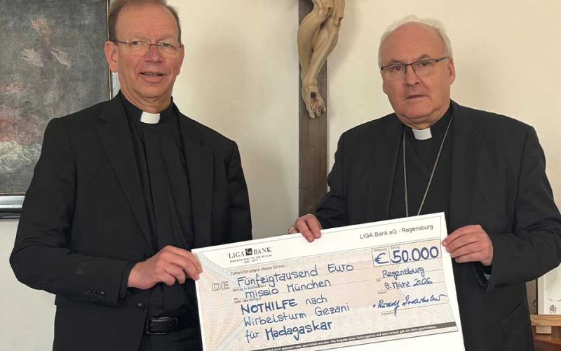 missio-Präsident Monsignore Huber und der Regensburger Bischof Voderholzer halten einen symbolischen Scheck über 50.000 Euro für die Nothilfe Madagaskar in ihren Händen.