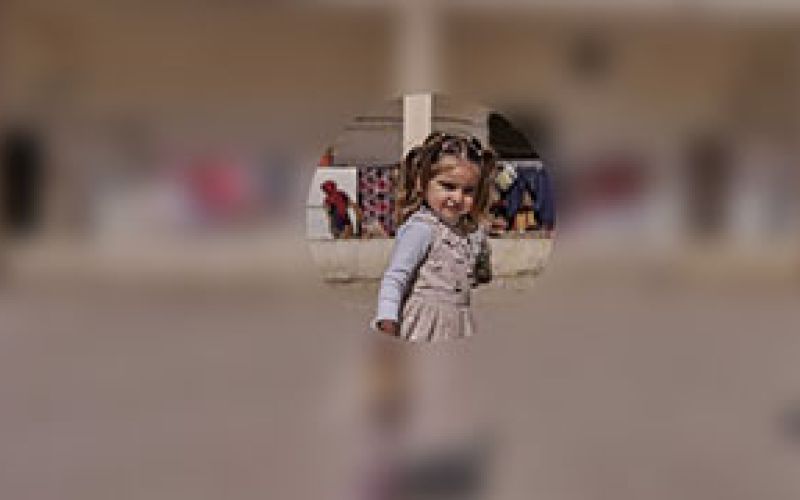 Schülerinnen an der Blue State Secondary des JRS in Kenia sitzen in einem Klassenzimmer. Ein Mädchen im Vordergrund steht und spricht in Richtung Tafel nach vorne.