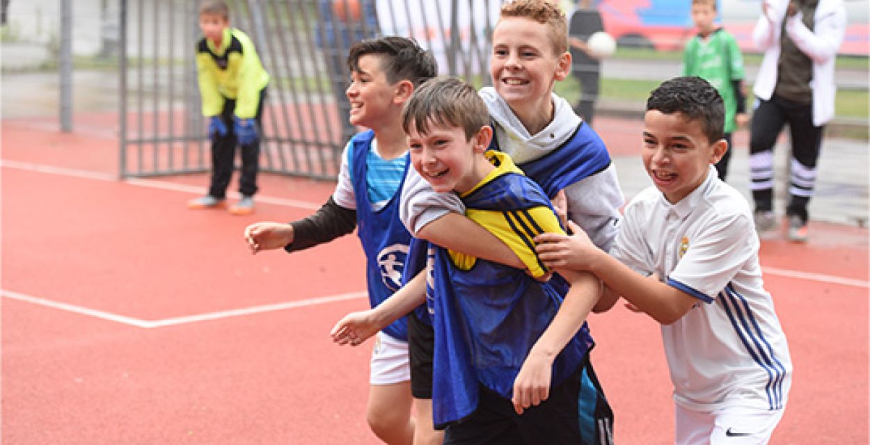 Foto von Jungs bei einem Spiel von dem Münchner Verein buntkicktgut, um den es auch im missio-Unterrichtsmateial anlässlich der Fußball-EM 2024 geht.