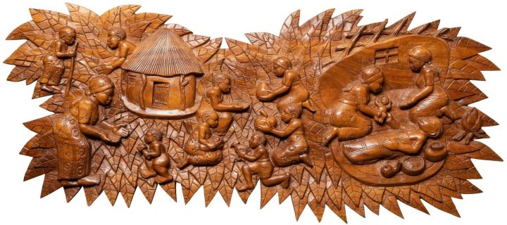 Schnitzkunstrelief aus Malawi aus der missio-Hauskapelle. Das Werk symbolisiert ebenfalls: "Leben beginnen"