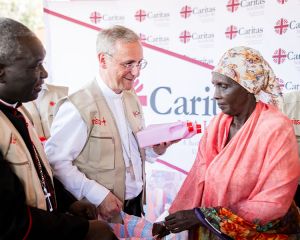 Erzbischof Dr. Stefan Heße bei einer Caritas-Einrichtung bzw. Hilfsaktion in Kenia