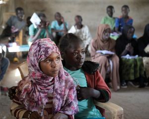 Blick auf Kinder in einer provisorischen Schule im Flüchtlingslager in Renk, Südsudan