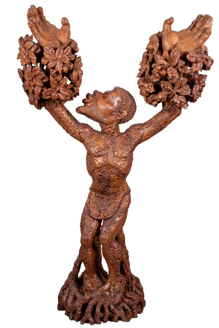 Schnitzkunstwerk aus Malawi aus der missio-Hauskapelle: Ein großer Mann streckt die Arme gen Himmel. Die Unterarme sind mit Pflanzen umrankt. Das Werk symbolisiert den Baum des Lebens.