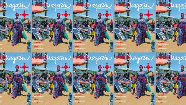 Zehn Cover des missio magazins, Ausgabe 2/2026. Darauf zu sehen ist eine Frau, die mit einem Jungen auf einer Straße geht. Am Straßenrand ein Stand mit verschiedenen Produkten zu sehen, darunter Solarpanele in verschiedenen Größen.