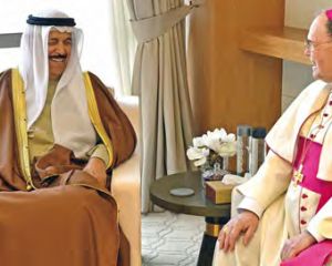 Foto von Bischof Bertram Meier (rechts) im Gespräch mit einem muslimischen Vertreter (links).