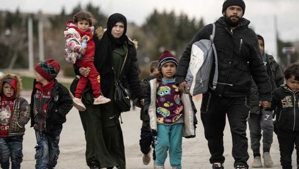 Eine Familie mit mehreren Kindern aus dem Libanon flüchtet vor den Angriffen im Libanon. Zu sehen sind eine Frau und ein Mann mit Kindern, die auf die Kamera zulaufen.