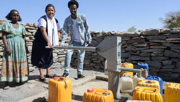 Unsere Partnerin in Tigray pumpt Wasser an einem neuen Brunnen, den missio ermöglicht hat 