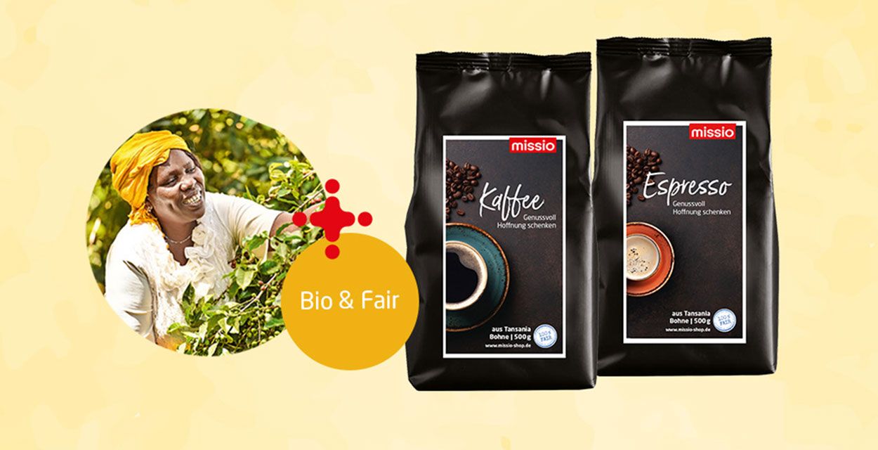 Frau bei der Kaffeeernte, ein Label "Bio & Fair" und zwei Packungen vom missio-Kaffee, der im missio Shop erhältlich ist.