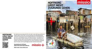 Druckvorlage für Pfarreien mit dem sogenannten Pfarrbriefmantel zum Weltmissionsmonat 2025. Neben einem Spendenaufruf befindet sich das Plakat zum Weltmissionsmonat 2025 mit einem Mann auf einem Floß vor Holzhütten auf Stelzen.