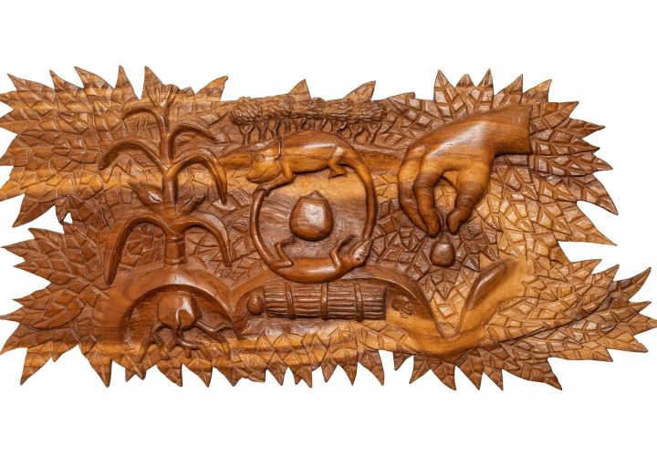 Schnitzkunstrelief aus Malawi aus der missio-Hauskapelle. Das Werk symbolisiert  "Gesandt werden".