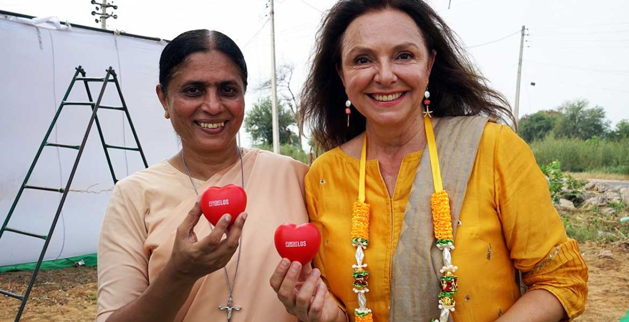 Zu sehen sind zwei Frauen: missio-Patin Uschi Dämmrich von Luttitz (rechts) mit Schwester Nirmalini Nazareth.