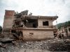 Zerstörungen im Katastrophengebiet in Nepal: Häuser stehen schief in einer Schlammschneise