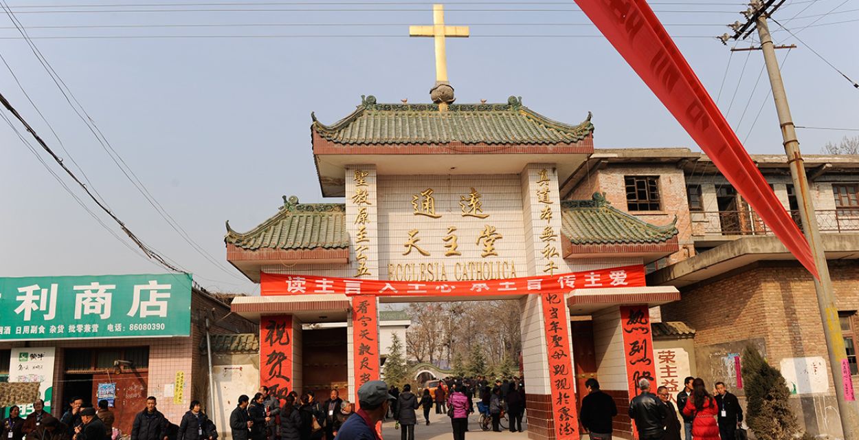 Eine Kirche in China mit goldenem Kreuz auf dem traditionellen Dach. Foto: Jörg Böthling/missio München