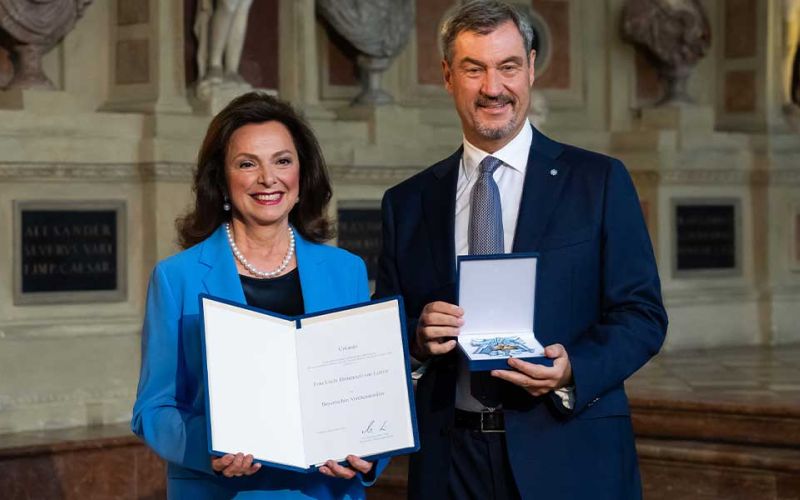 Uschi Dämmrich von Luttitz (links) bei der Verleihung des Bayerischen Verdienstordens mit Bayerns Ministerpräsident Markus Söder (rechts). Foto: Bayerische Staatskanzlei